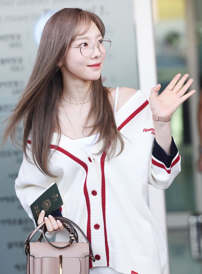 金泰妍仁川机场近照呆萌的泰古好可爱戴个眼镜跟田鸡似的