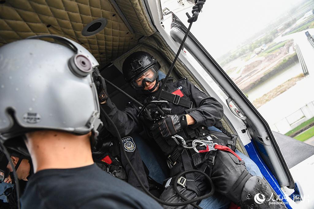 杭州首支空中突击队成立陀枪师姐上演天降神兵