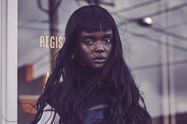 黑人模特17岁一举成名肤色被认为完美赢得黑色芭比美名