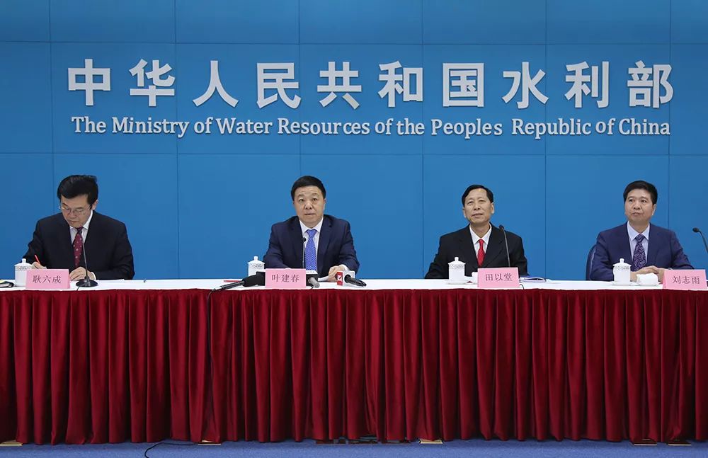 请国家防总秘书长,水利部副部长兼应急管理部副部长叶建春介绍有关