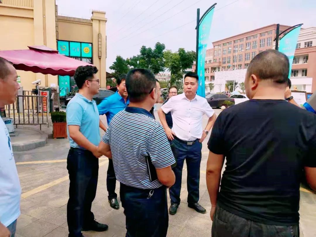 彭州市副市长胡成明,建设局局长代勇等一行,莅临锦利·世纪城项目视察