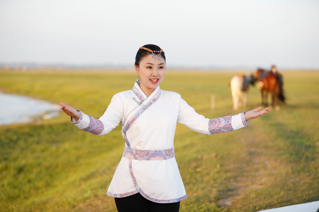 近日,美女歌手肖洋在草原中拍摄的一组照片曝光,照片中的肖洋身着蒙古