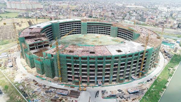 图为建设中的莆田创世纪超算数据中心只要通过鼠标与监控大屏,就能够