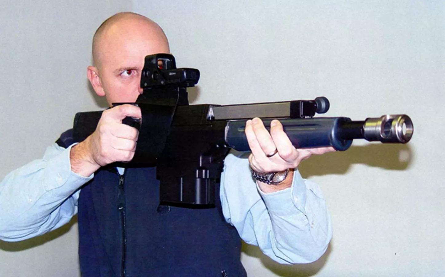 一把南非榴弹发射器枪管比手腕还粗却只有魁梧大汉能用