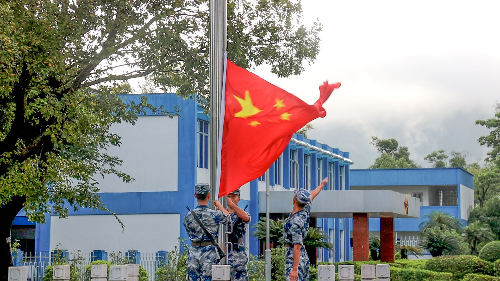 解放军驻香港部队组织升国旗仪式