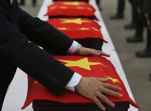 同样是烈士遗体,为何有的盖党旗,有的盖国旗?有一个很大区别_生命