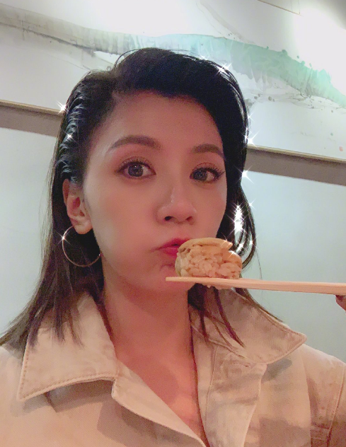 贾静雯晒自拍,手上的巨型鸽子蛋和项链十分抢眼_微博