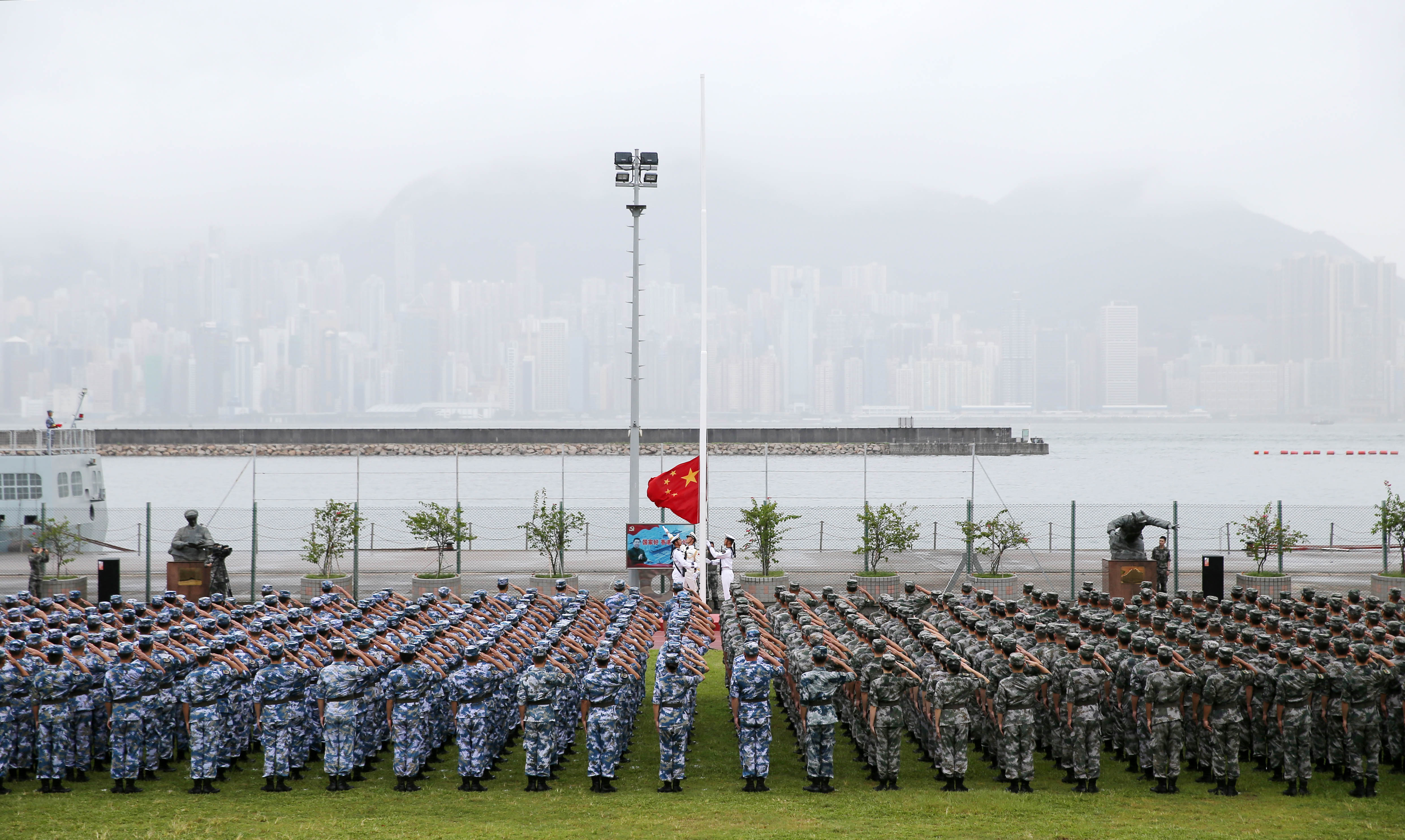 解放军驻香港部队组织升国旗仪式