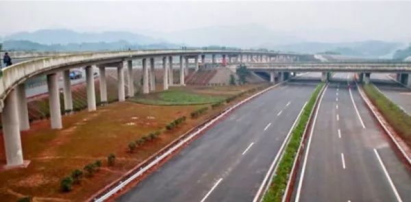 叙永县叙永镇至落卜镇老321国道路面坑凼较多,为了保障行人和车辆的