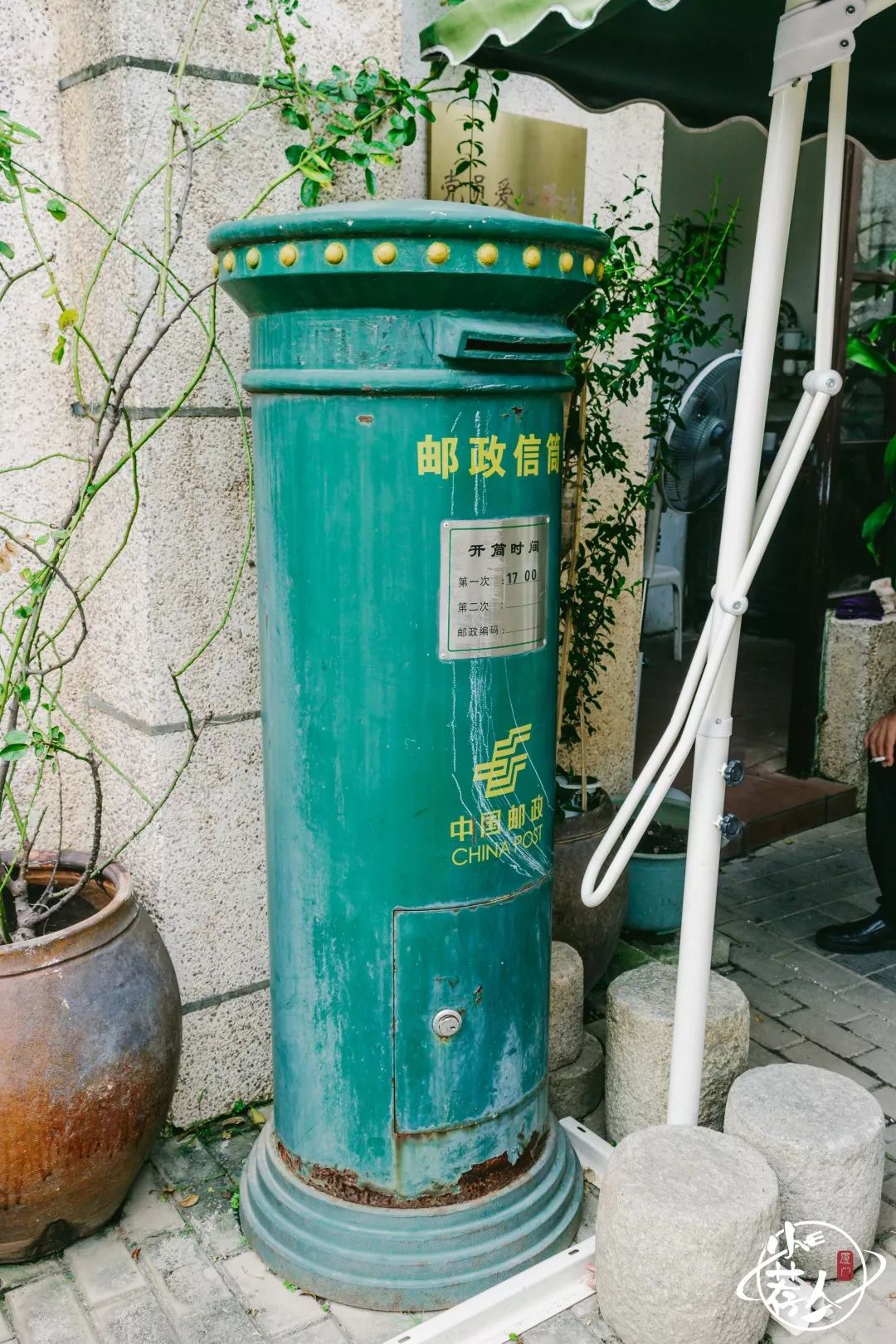 或是走进小店买上一份冰饮,在老邮筒旁拍下一张合照,仿佛自己也是从