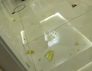 小夫妻起争执,丈夫把家里砸的一塌糊涂!竟是因为她!