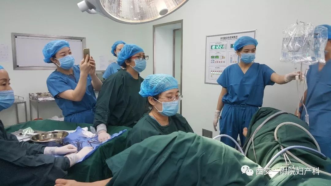 医师在丹凤县医院妇科成功实施了该院首例宫腔镜下子宫内膜息肉电切术