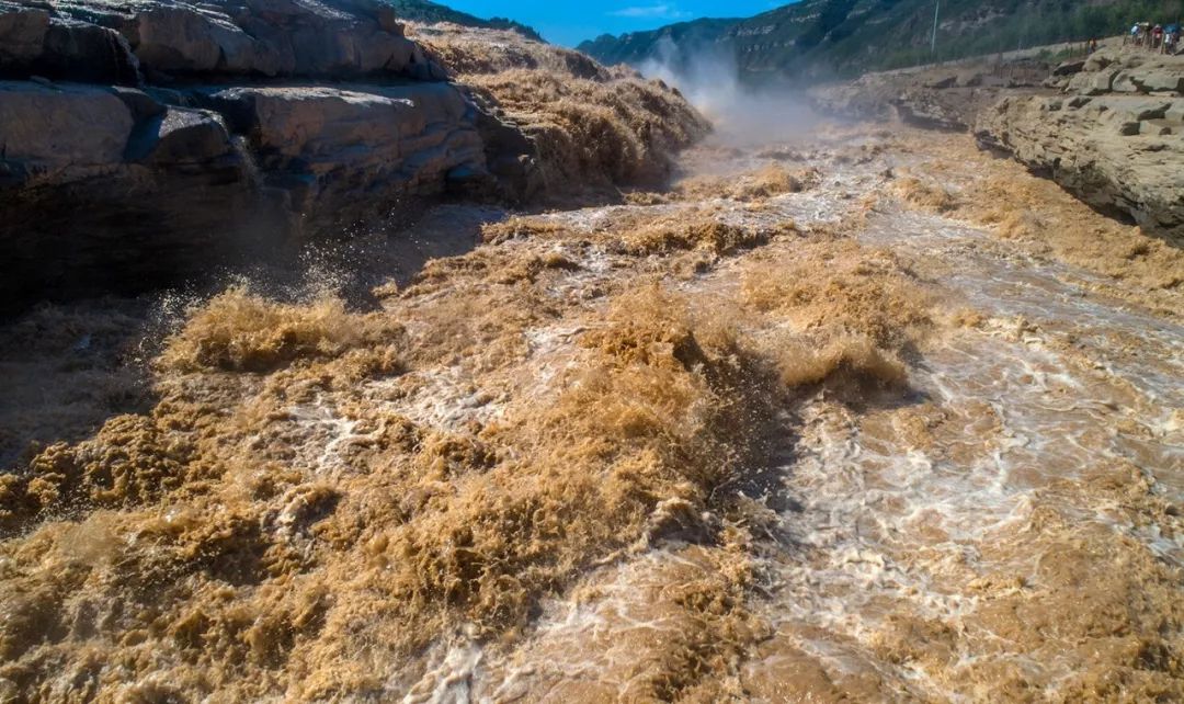 壶口瀑布波涛汹涌的壮观气势.