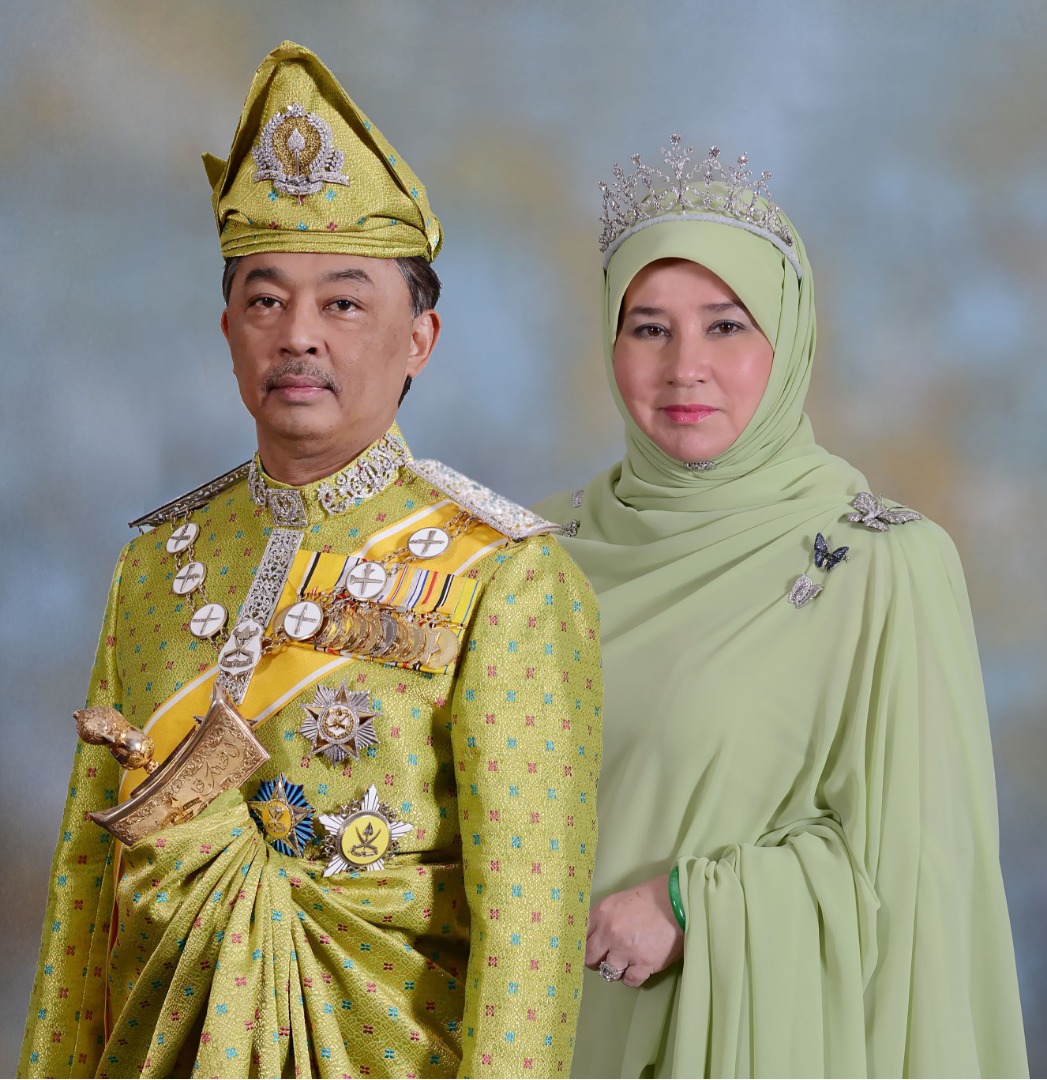 原创马来西亚元首夫妇穿情侣装太甜59岁第一夫人穿一身粉色笑靥如花