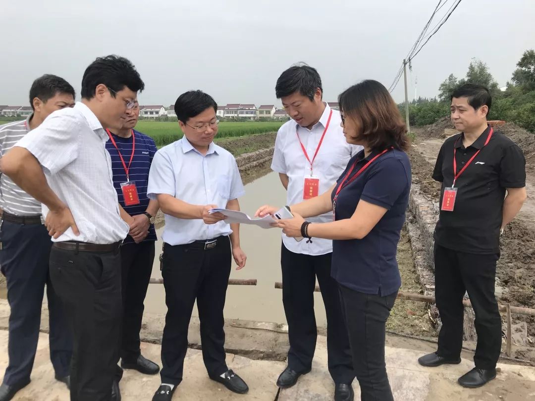 美丽河道建设现场,听取了常北社区党总支书记徐卫华对工程概况的汇报