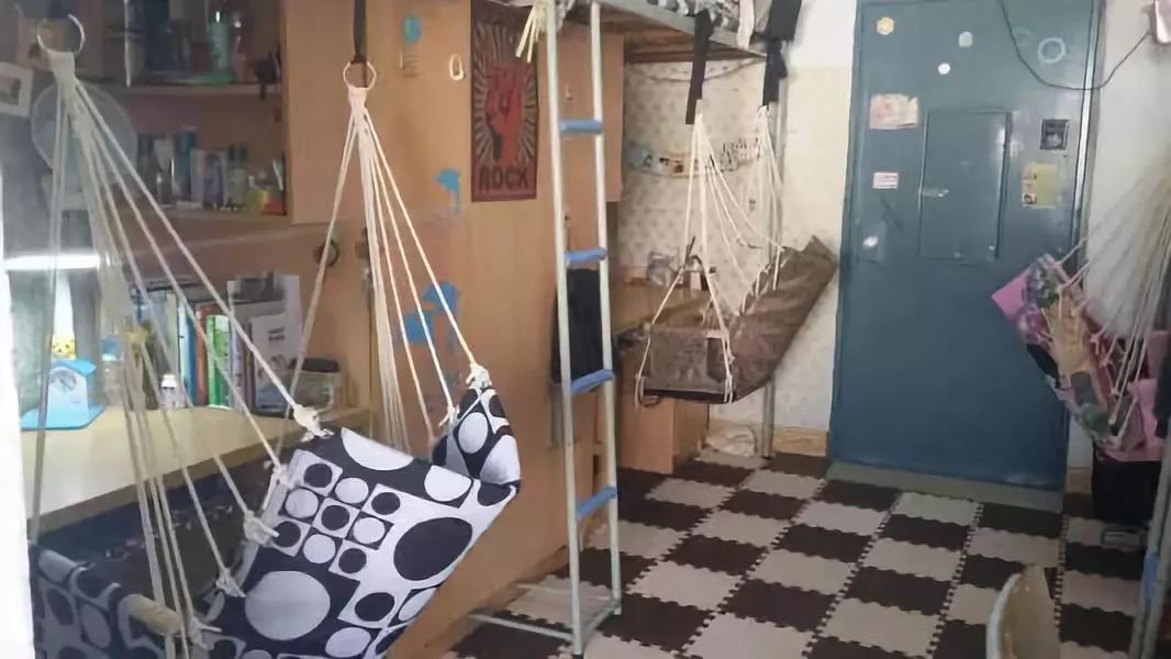 上海政法学院位于上海郊区,附近人烟稀少无任何商业区且交通极度不便.