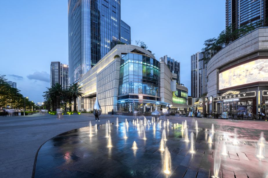 楼层之间,由多部错落分布的扶梯和直梯相连,还通过下沉式广场和中心