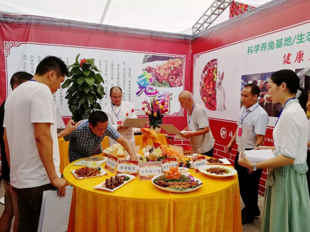 首届定南足球文化节客家美食展上六大宴席让美味成为艺术