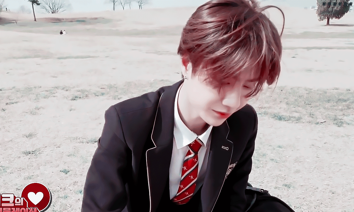 王一博早前节目照,穿黑色英伦风西装校服,中分发型,最帅校草!