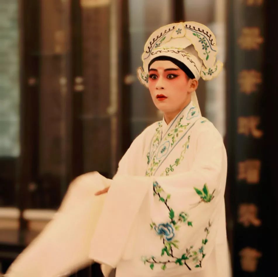 热爱昆曲,由俞燕敏(承荻)启蒙,后拜岳美缇为师,并参与上海昆曲团举办