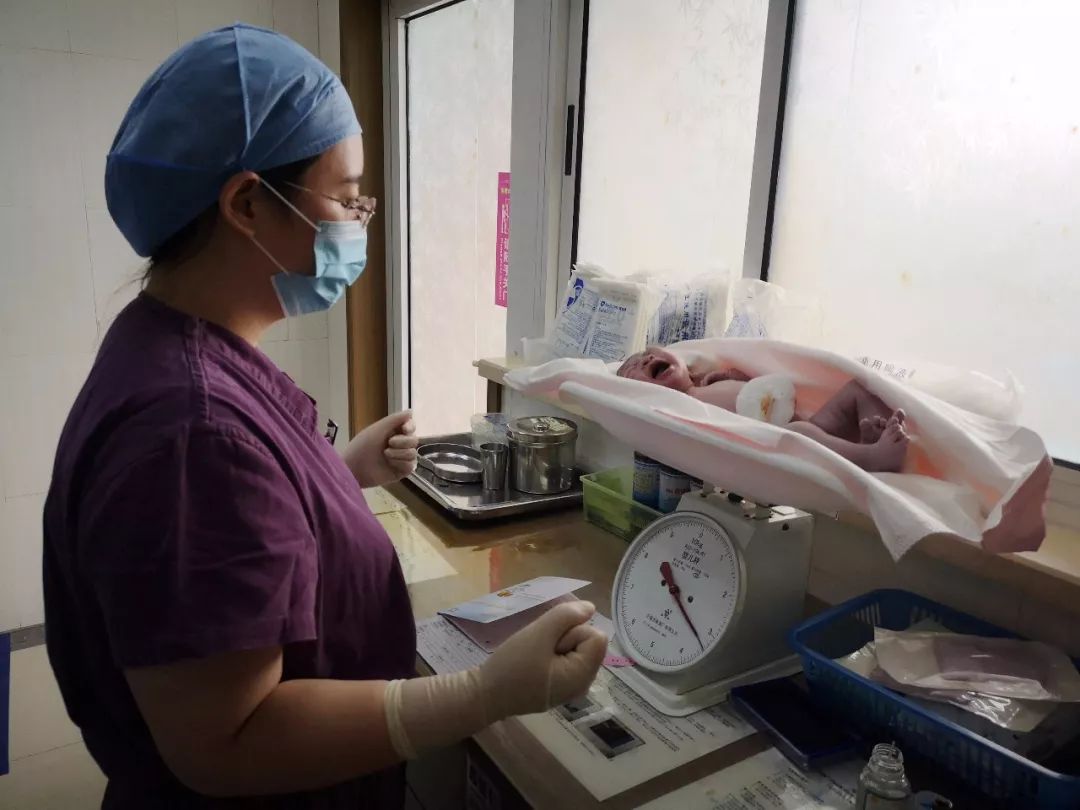 探秘进入产房后会经历什么让这群可敬可爱的助产士们告诉你