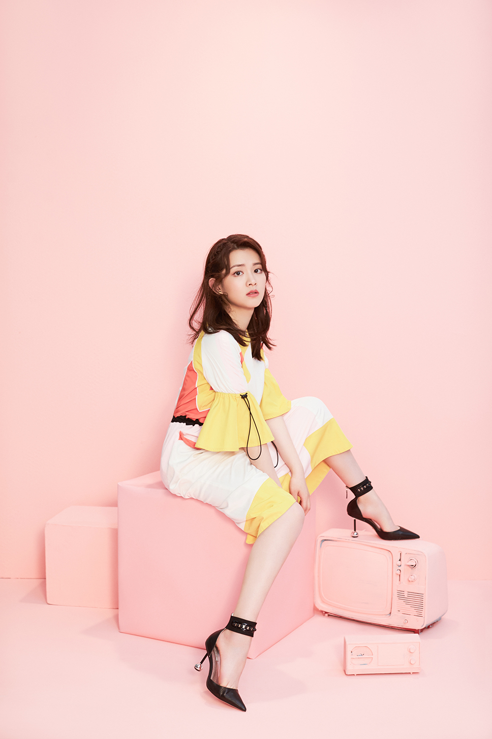 陈昊宇氧气写真曝光明亮色系穿搭演绎甜美少女