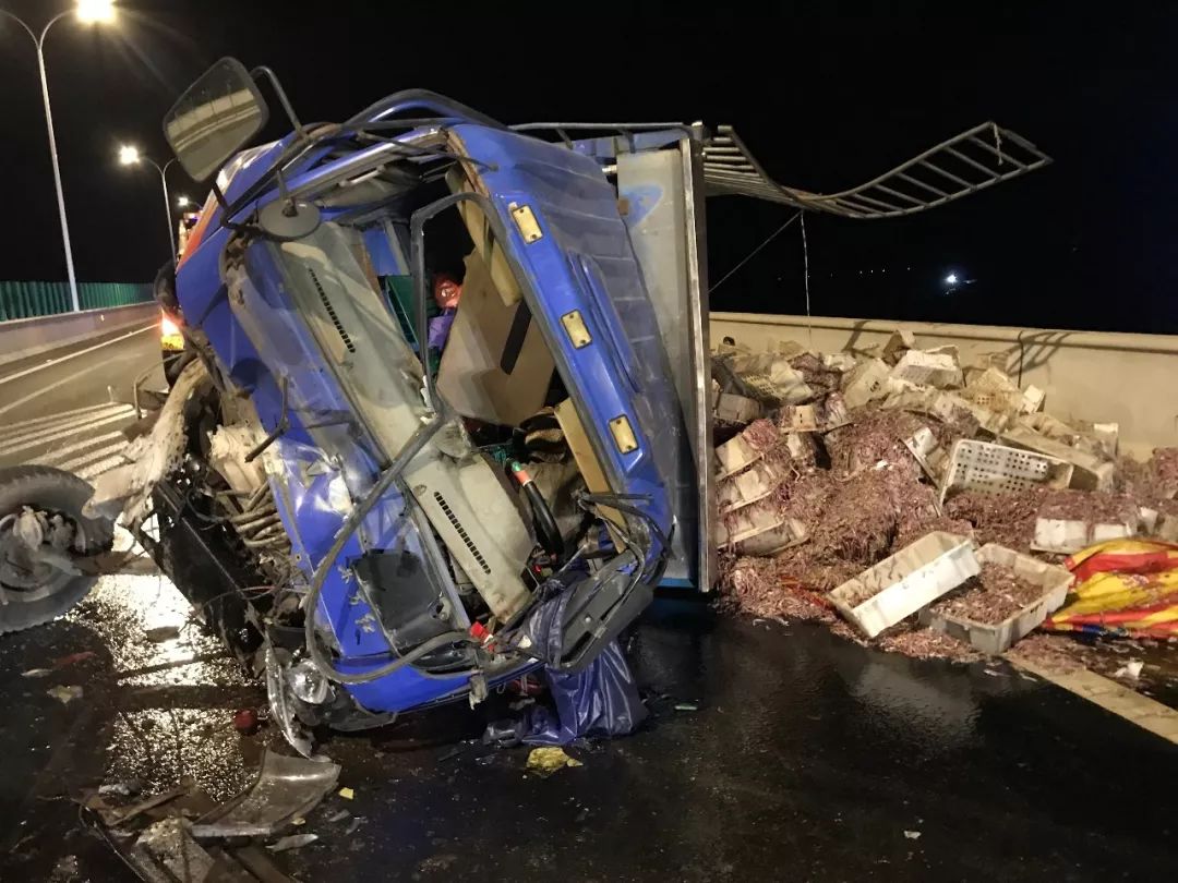 宁波高速上,两辆海鲜运输车相撞翻车,白蟹撒了一地!只因司机
