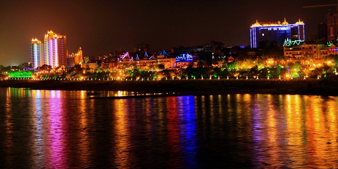 夜晚霓虹与星光交相辉映乘着游轮见证城市与自然的结合褪去白昼的喧嚣