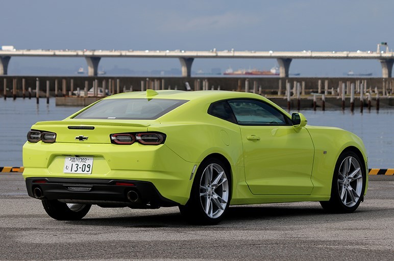 新款雪佛兰科迈罗海外实车非常有肌肉感