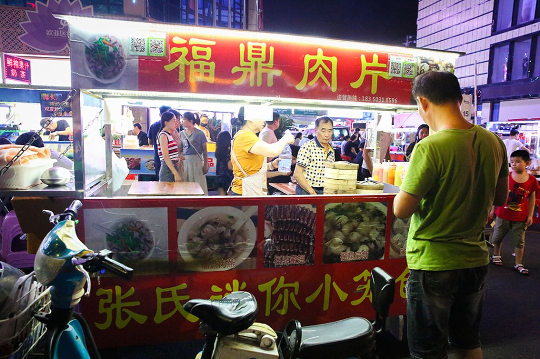 宝洲路这条夜宵街,藏着40家推车小吃摊!越晚人越多!