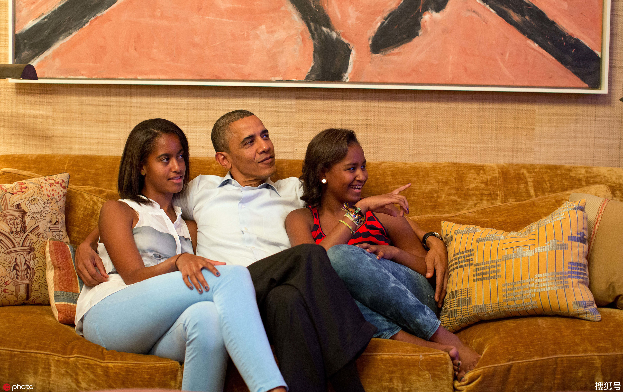 奥巴马情人节表白米歇尔真甜蜜！晒甜蜜合影，米歇尔比俩女儿好看