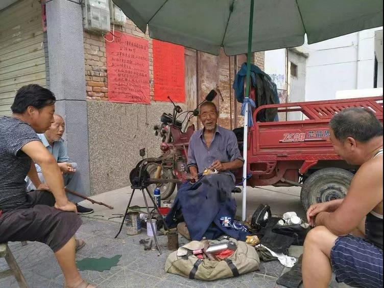 农村七旬贫困户修鞋50多年成为小镇名人给残疾人免费服务