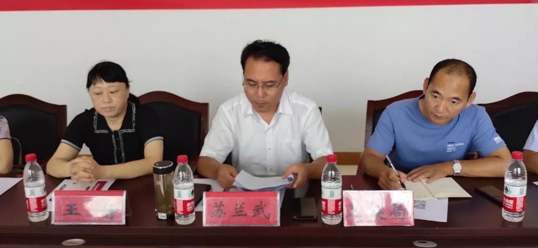 座谈中,苏兰武一行听取了郑店镇党委书记夏文博对全镇软弱涣散村整顿