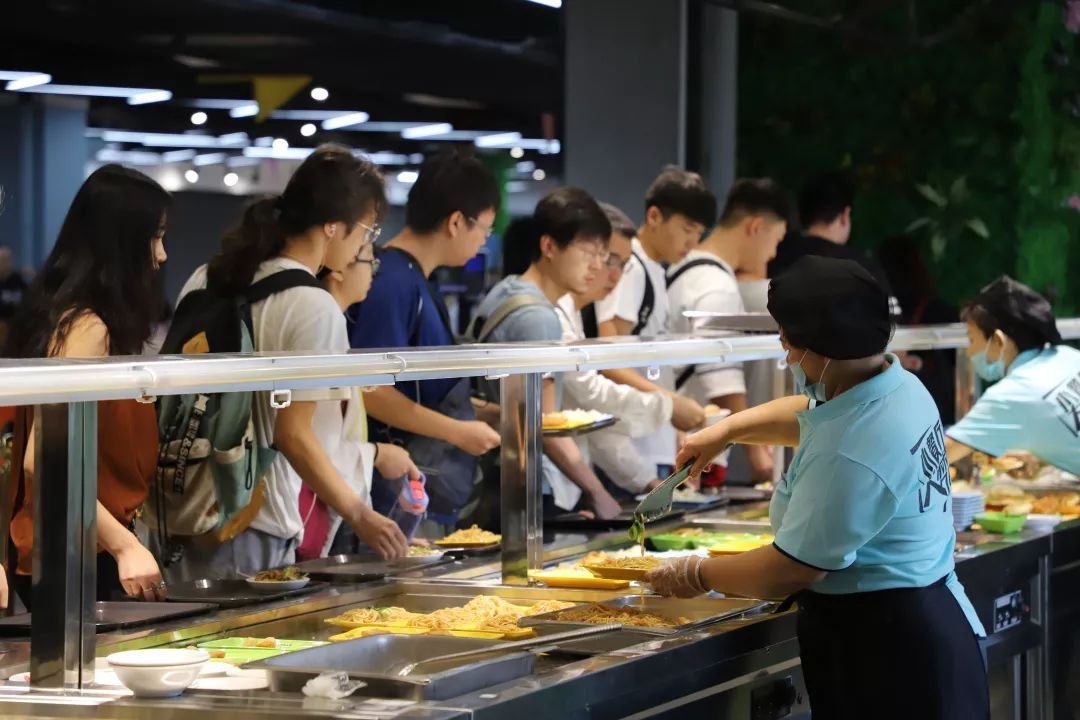 更多营养自选菜品小份化地下一楼看一看吧首个海洋主题式大学食堂快来