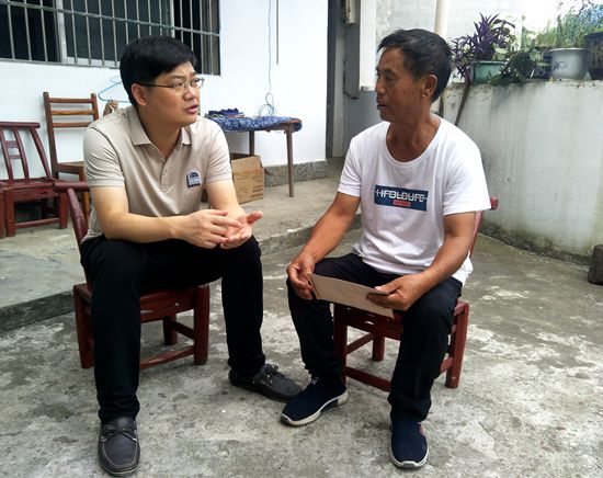 谢模强四不两直调研指导村社区工作