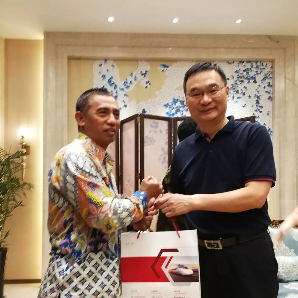 上饶市政府副秘书长董丽华,婺源县领导吴云飞,吕军先后陪同.