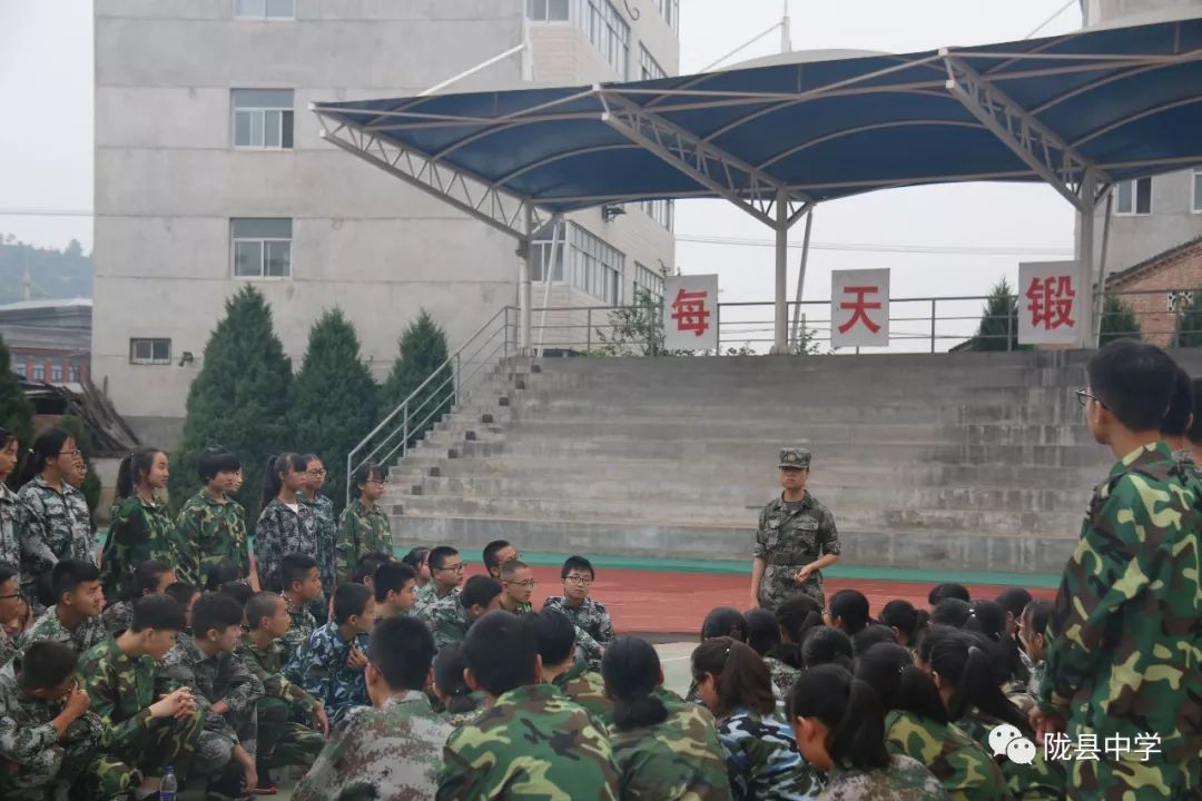 8月22日早,陇县中学2019级新生军训动员大会在学校升旗广场举行,杨炳