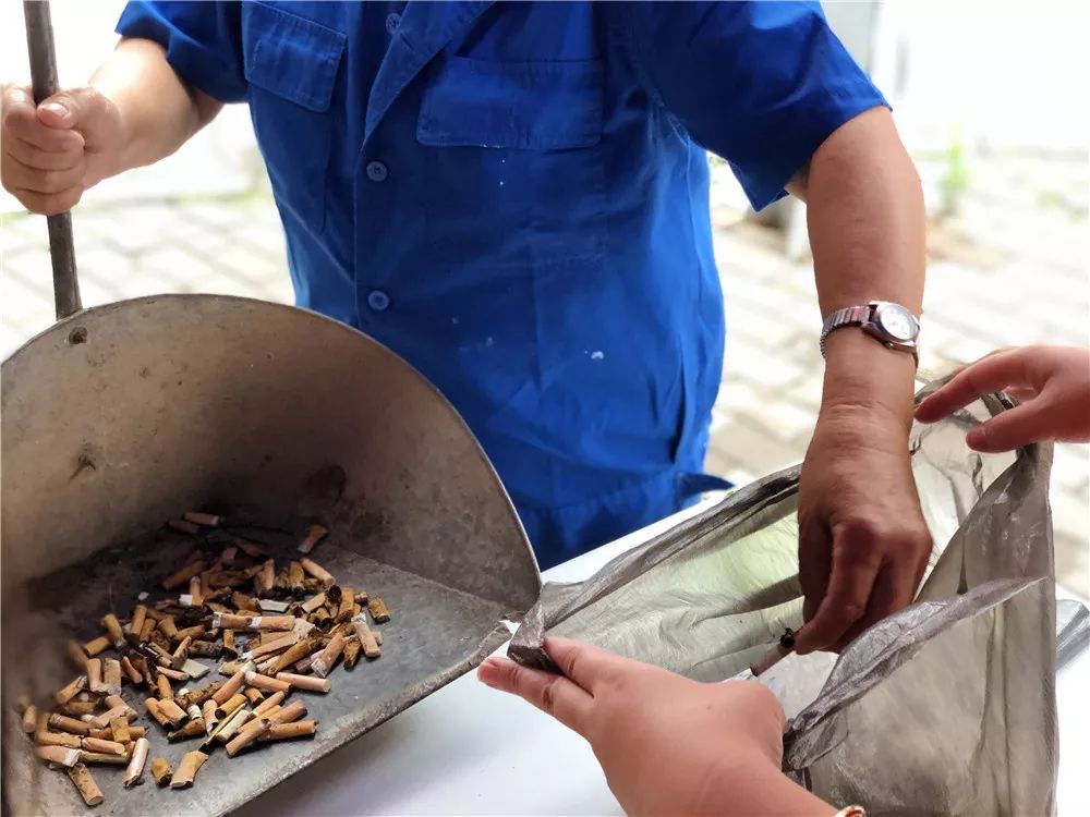 仅仅是一个南屏小区南大门周边一小时内就能捡到三大袋烟蒂证明乱丢