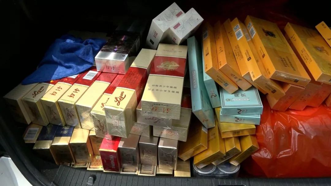 【东台网】无证开奔驰上高速被查,后备箱里竟还藏着这些东西