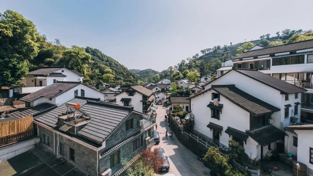 新开业#人均500 去网红聚集的杨梅岭住纯白色玻璃房,享时髦避世山居