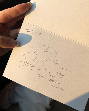 我已经可以脑补他在写下to签时的温柔表情了!_伯贤