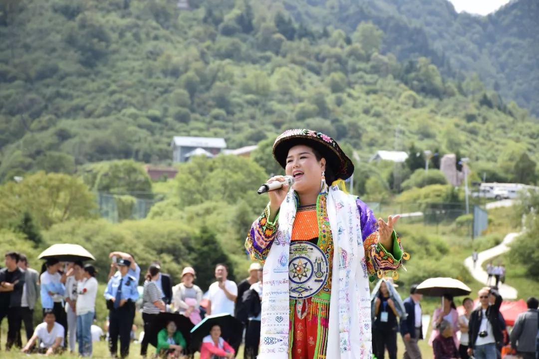 让男女老少乐起来,歌声如潮情似海,欢乐中国汇成海;舟曲籍歌手年才让