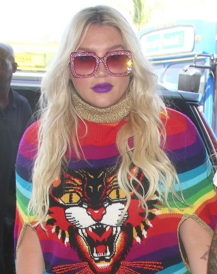 "钱妞"凯莎流苏手牵手,遇粉丝签名来者不拒