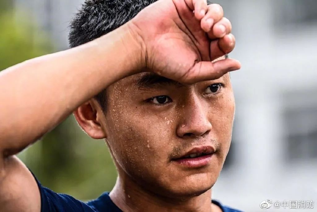 夏天| 什么叫挥汗如雨,看看这一幕就明白了!