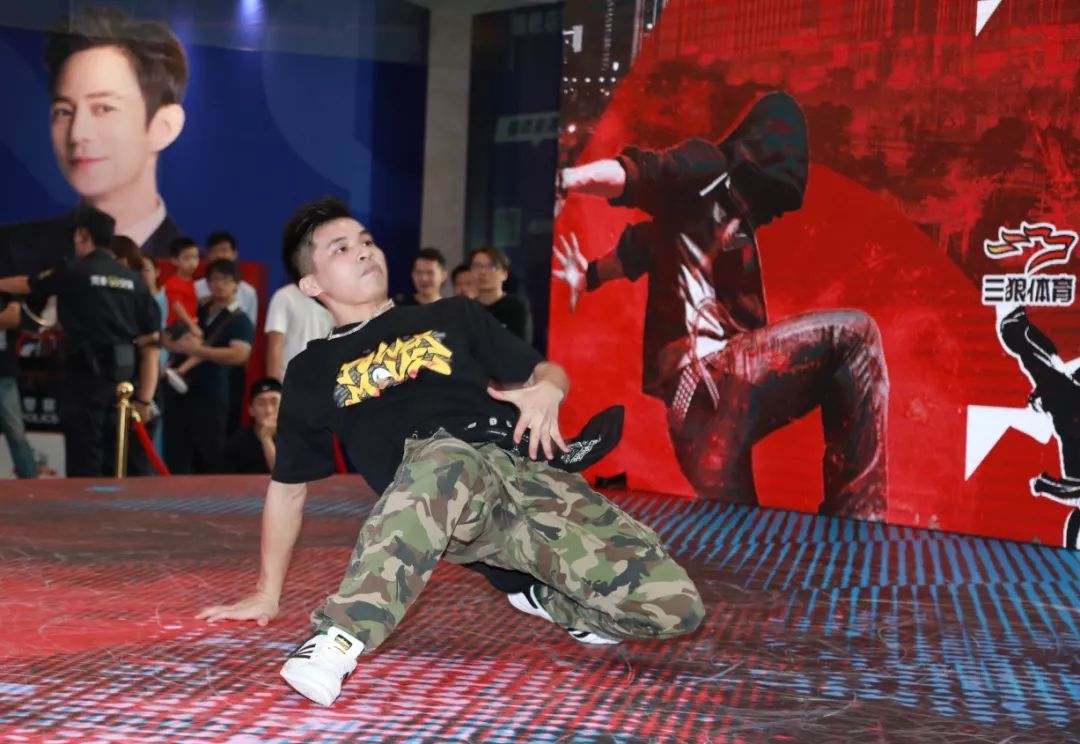 本次街舞大赛分别设置了齐舞,成人组1v1 battle,少儿组3v3 battle共三
