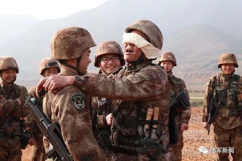 兄弟舍不得手中紧握的钢枪这位无声的好伙伴陪伴了整个军旅舍不得站岗