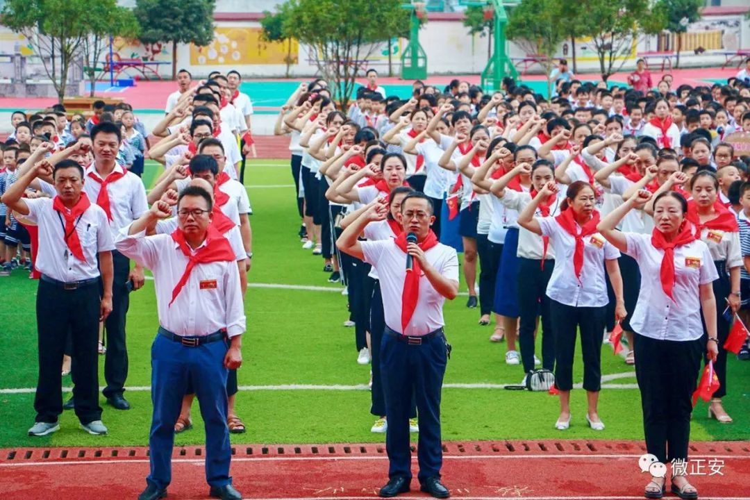 正安二小老师照片图片