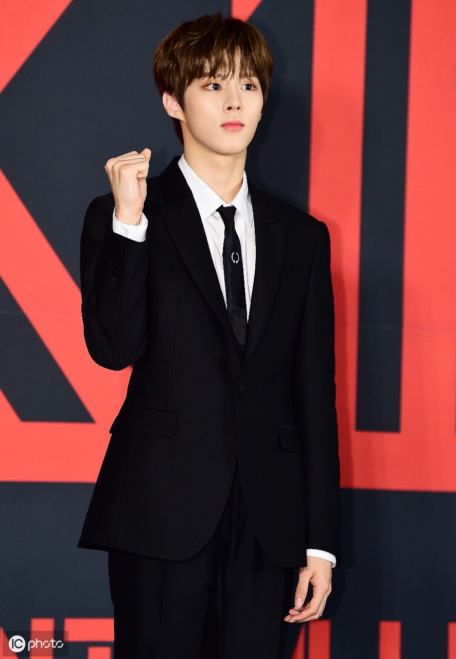 韩国歌手金宇硕身穿黑色西服佩戴深色细长领带现身脸蛋白皙小巧