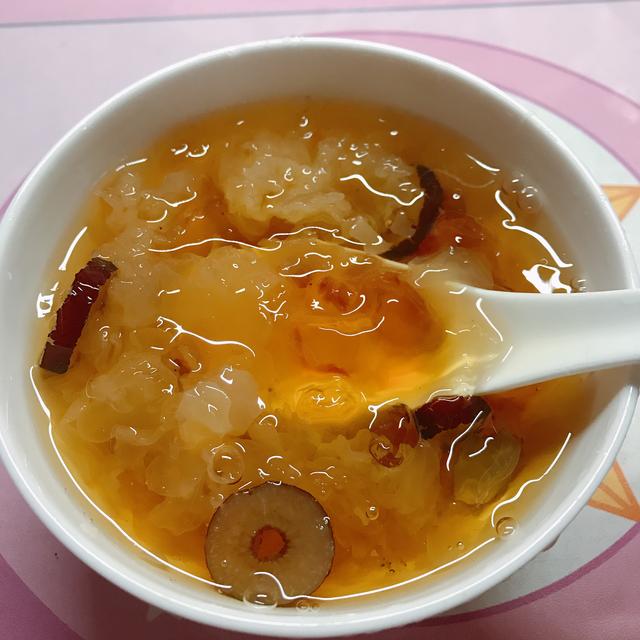 用料银耳1小朵或半朵;桃胶10颗;红糖一片;红枣若干颗做法银耳桃胶泡的