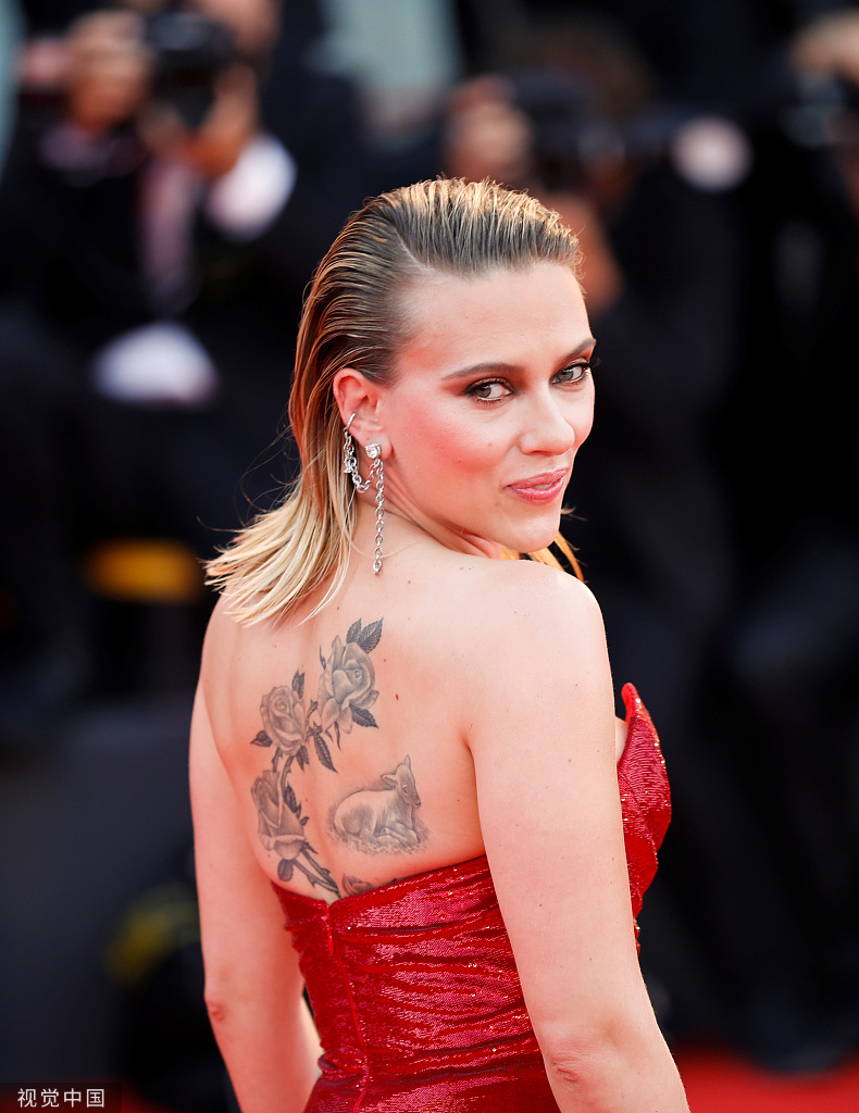 《婚姻故事》威尼斯首映 35岁寡姐显疲态纹身抢镜